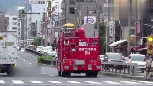 日本消防车出警,看看速度快不快,这声音果真上头!