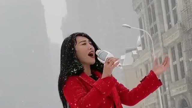 美女深情演唱《殇雪》,雪花飘落的季节,歌声多了几分伤感