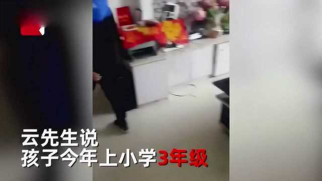 小学生考试100分得奖,走六亲不认步伐,爸爸:得多少分奖多少钱