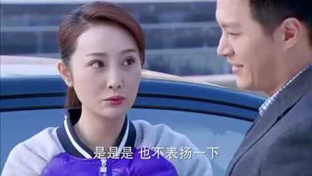 彪悍女下属的脚扭伤,总裁直接把她背到公司,同事全都看傻眼