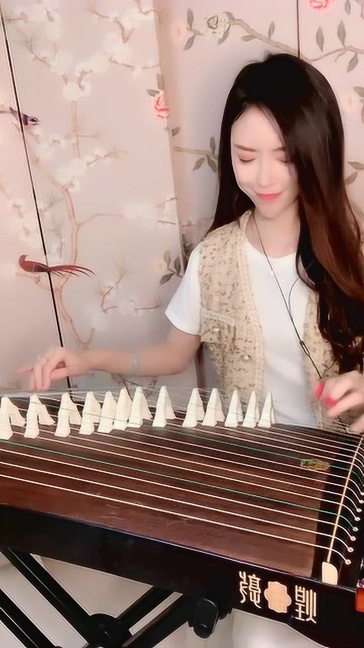 气质小姐姐古筝弹奏《芒种》,一首特别火的歌,这个曲调别样动听
