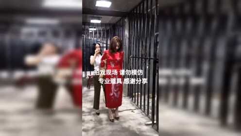 【腾讯视频】 监狱拍戏，旗袍美女被五花大绑，这身材也太好了吧！