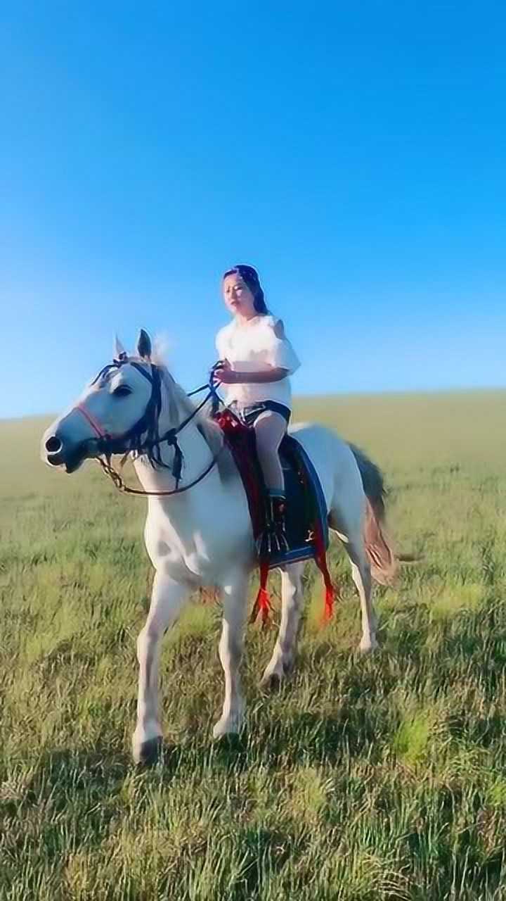 内蒙古呼伦贝尔大草原上骑马的小姐姐这姿势是我见过最标准的