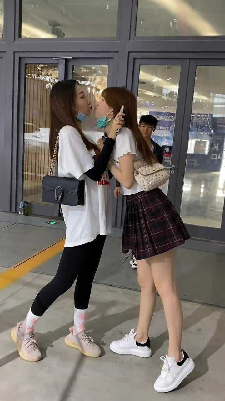 气死了,两个女人接吻,还在我面前秀恩爱!_腾讯视频