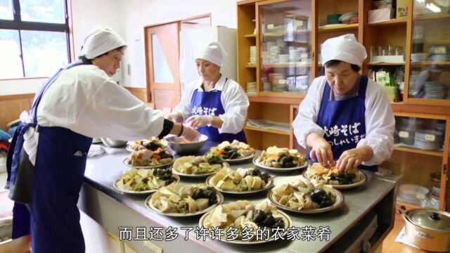 荞麦宴当天大崎荞麦日本大飨宴出动了二十多人给220人现擀现煮