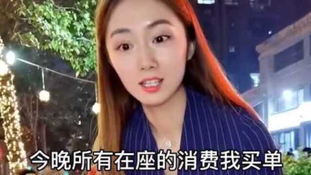 饭店服务员遇到土豪就是这样的表情,网友:不占白不占