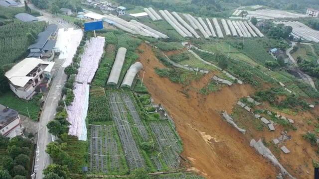 航拍:为防雨水侵蚀滑坡体 湖北恩施救援人员大面积铺设油布