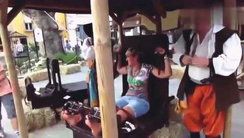 美女自愿给钱让3大壮汉挠痒痒，那叫一个酸爽。 - 腾讯视频