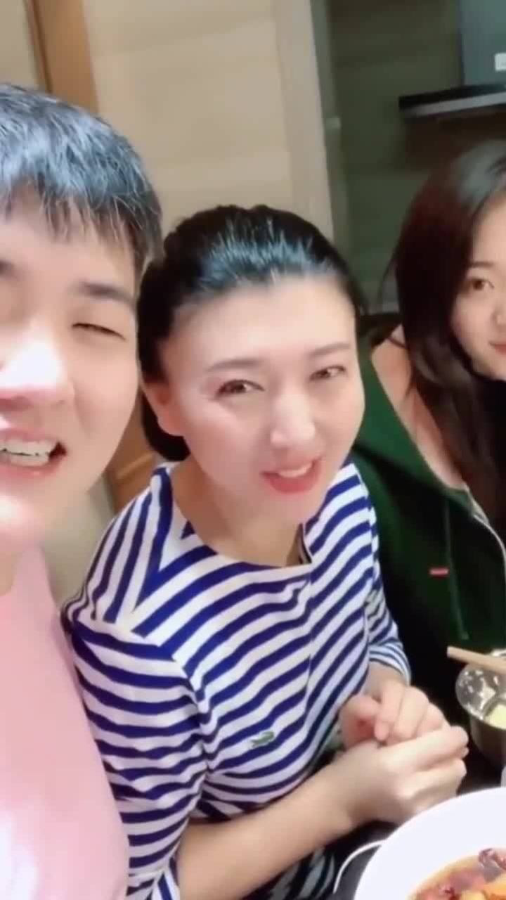 闫学晶和儿子儿媳妇吃的真香啊真幸福啊