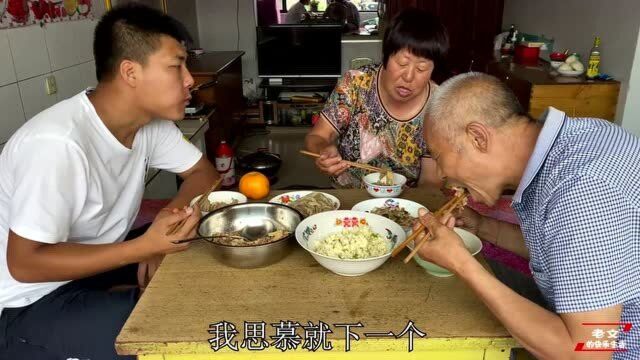 山西农村最爱吃的美食,莜面窝窝搭配小葱拌豆腐,一家三口吃美了