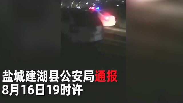 一面包车内发现一赤身女性尸体,警方系他杀,嫌疑人在逃