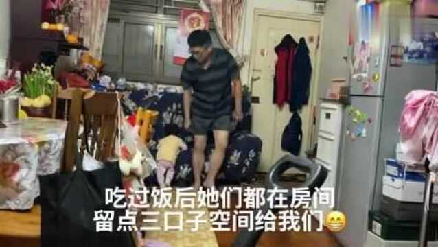 香港人的生活:知情达理,饭后让儿子三口子在厅外交流有他们的空间!