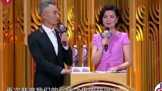 1539胡杏儿主持台上调侃杨烁,女粉丝的福利来了,戏里戏外都是型男