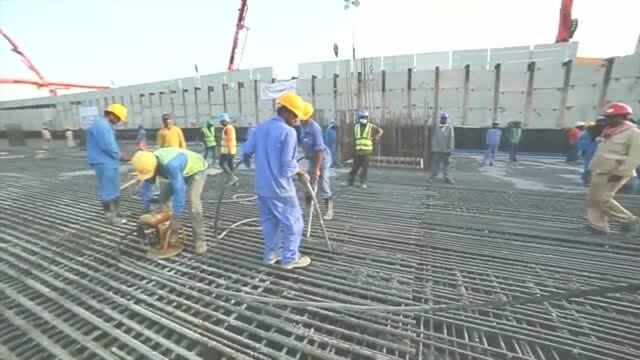 沙特建造大型购物中心,用掉5500吨钢材,浇筑混凝土场面壮观