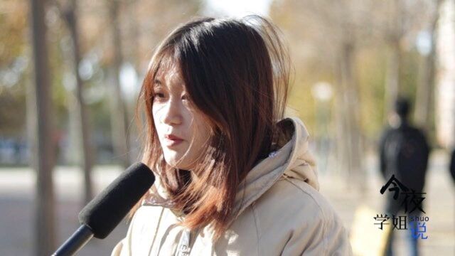 漂亮的女孩和老男人在一起图什么?妹子口无遮拦,什么都敢说