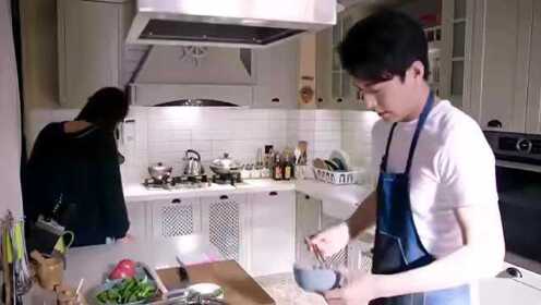 一开门,陈绍聪发现厨房上演吻戏,激动得立马告诉杨羽