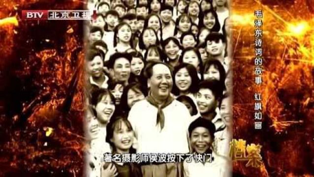 1959年毛主席不停地向群众招手,画面中的他和蔼可亲平易近人