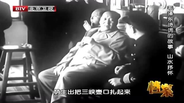 1954年酷爱游泳的毛主席畅游长江,不断变换泳姿游得甚是欢快