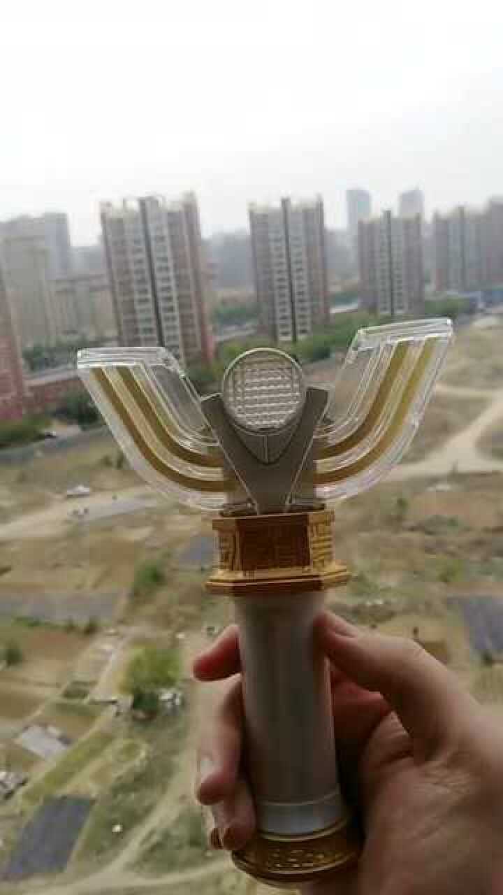 拿出我珍藏多年的神光棒按下开关后我也可以变成光吗