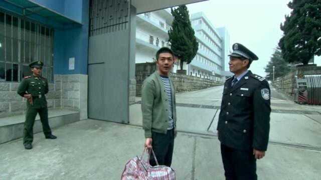 大龙刑满释放,在监狱大门跟狱警说还会回来,狱警懵了