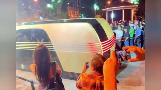 马斯克的“移动客厅”又火了：20人座无方向盘，每公里才3毛钱