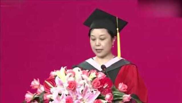 回看中国传媒大学美女教授在毕业典礼上的演讲,非常不错!