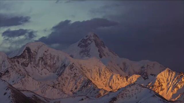 贡嘎雪山美丽的日落,它是四川最高山海拔7556米