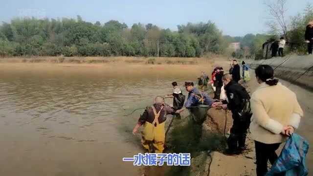 听闻水库闹水鬼?村民抬来大网,看看水底到底有什么?