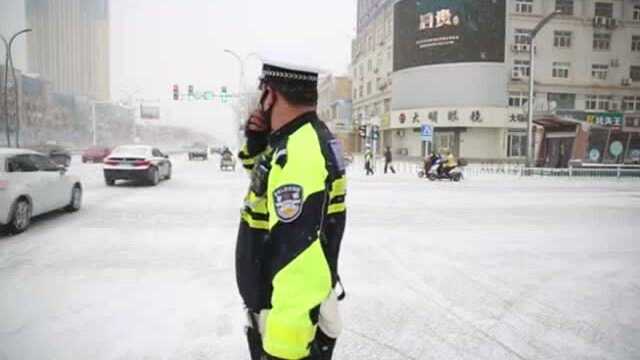 恶劣天气,昌邑交警温情喊麦助力群众出行安全