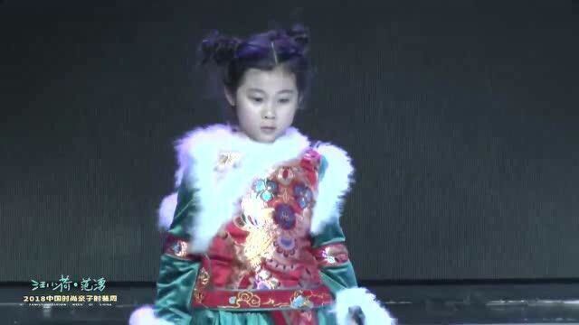 这也太可爱了,大红色的服装,像一位小仙女!