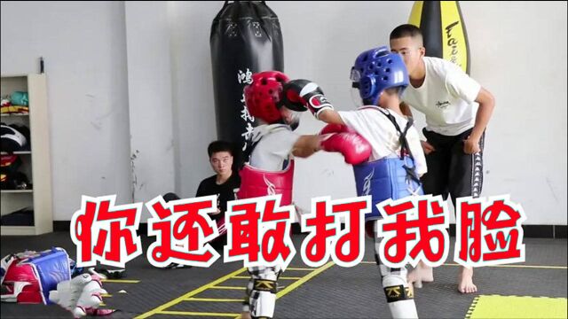 实拍6岁小孩跟5岁小孩打架,被打得无力还手,6岁:你不讲武德