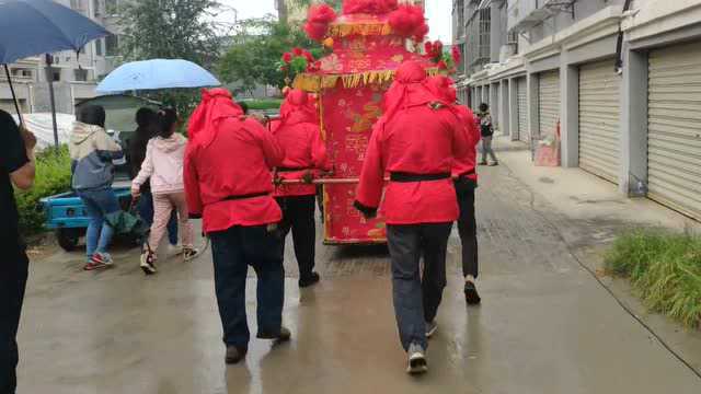 在农村婚礼,采取“骑马坐轿”方式迎亲,在全徐州也找不到几家!