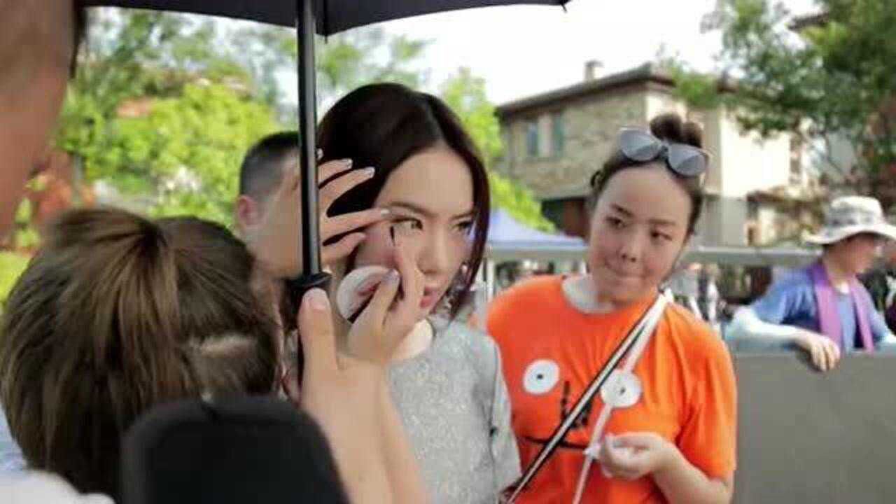 戚薇正在拍你好安怡天气热到让人头晕就算是机器人也受不了