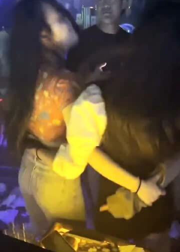 蹦迪：女人不疯，难以成功，女人不拽，容易被甩，女人不狠，地位不稳