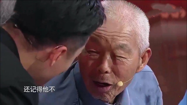 77年后老兵再见年近百岁的救命恩人,儿孙跪地谢恩,观众泪目