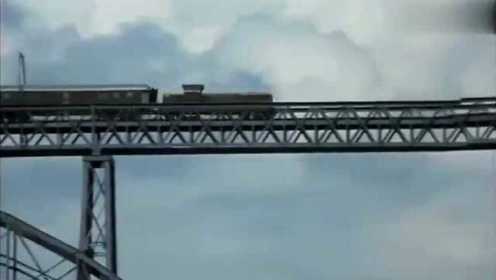 一列火车经过大桥，大桥突然断裂，火车坠桥爆炸