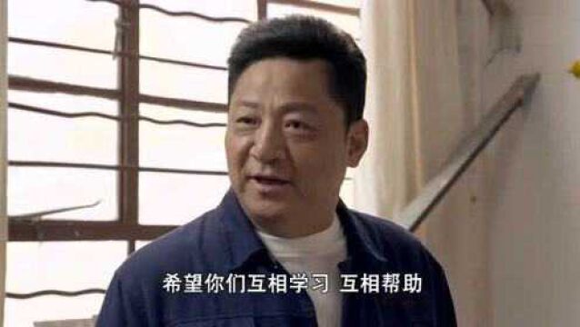 我的仨妈俩爸:崔放不肯和建华换衣服,建华直接在门外把他裤子脱了