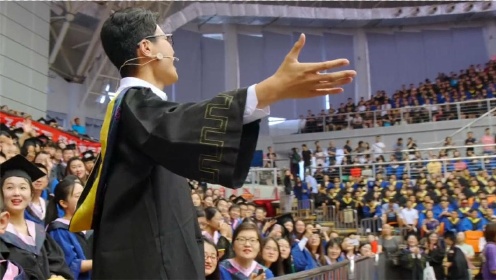 青岛大学毕业典礼一首高音版《起风了》点燃全场，这才是青春该有的样子