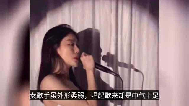 女歌手表演时不好好穿西装,小伙高喊“好骚啊”,歌手表情亮了