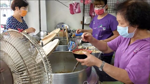 台北路边小店的花枝大肠面线,真实在,大碗才卖40,超值又好吃