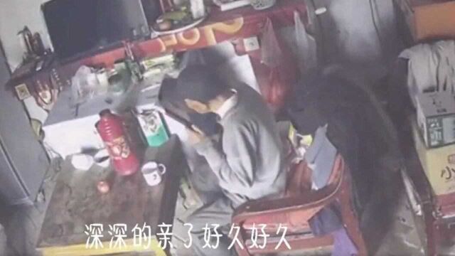 91岁老人亲吻妻子遗像念叨好妻子 外孙女:他唯独记得妻子