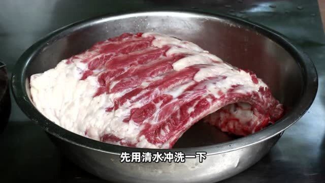 蒜香“椒盐排骨”的家常做法,外酥里嫩,一次做四斤都不够吃