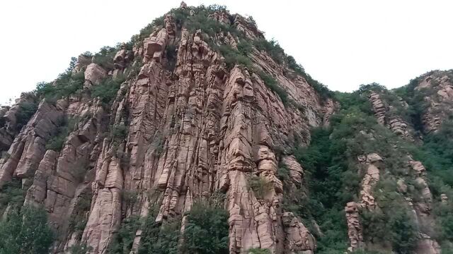 辉县黄水太行山未开发的免费景点,在八里沟附近,风景很美,独特的石头就是路太难走,适合自驾旅游,适合自媒体人采景