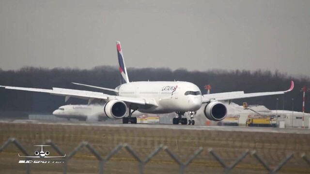 卡塔尔航空的空客A350900客机降落慕尼黑机场!