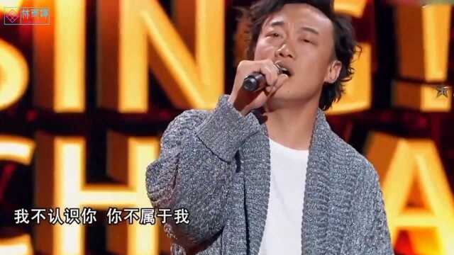 实力歌手都这么会坑人吗?陈奕迅参加好声音,假装破音导师笑坏了