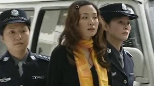 藏奸:美女被一帮男人拦路,以为喊警察能唬住人,下秒尴尬了