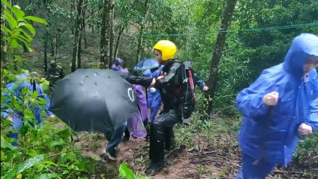 台风“圆规”登陆,33人被困漫水桥,白沙消防紧急救援!