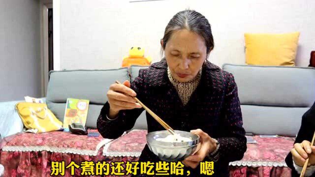 打包完货后,婷妹点外卖犒劳婆婆,三人吃的津津有味