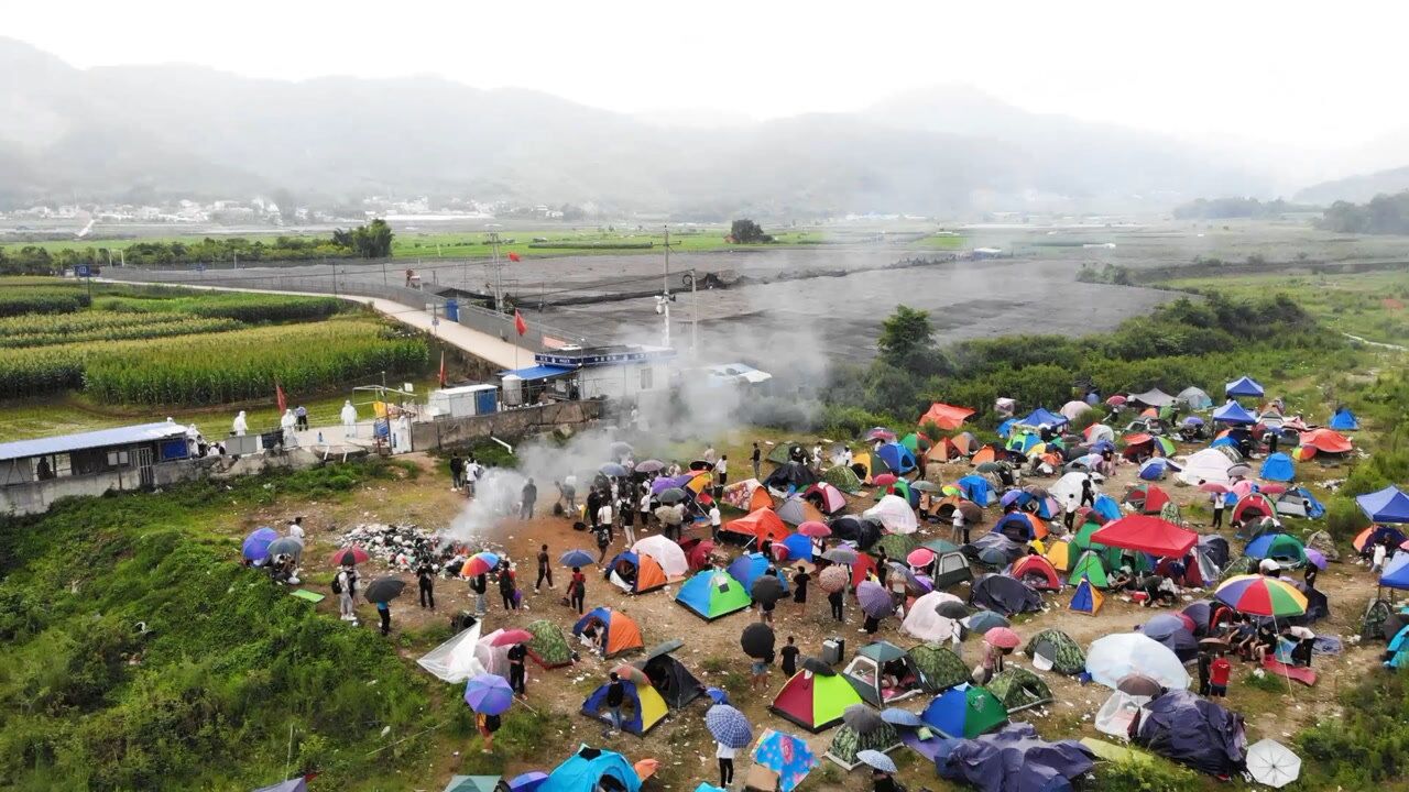 偷渡人员在瑞丽排队回国自首!民警3个月暴瘦5公斤,累计核查6千余人