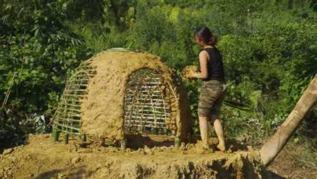 荒野达人大表妹在野外,为自己搭建鸟笼营地,为野外留宿野餐准备